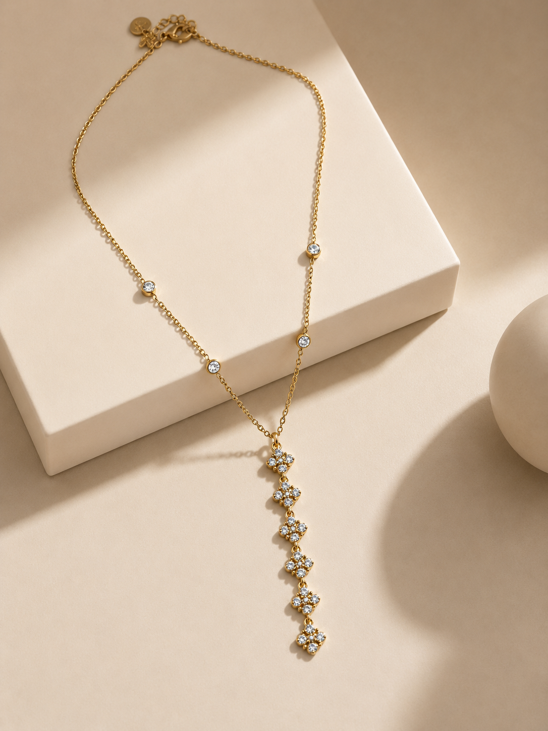 Fleur Cascade Pavé Clover Lariat Necklace in Gold