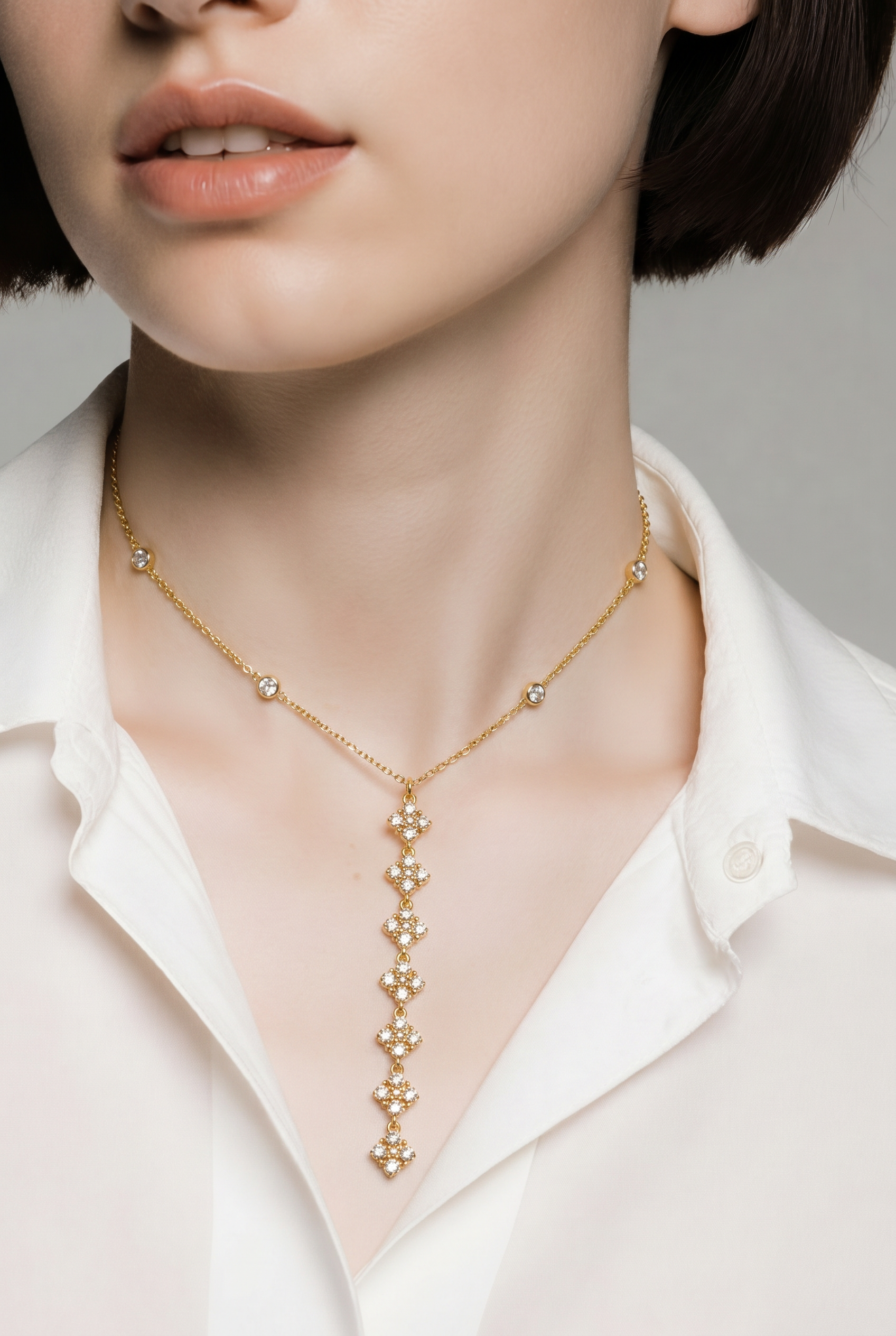 Fleur Cascade Pavé Clover Lariat Necklace in Gold